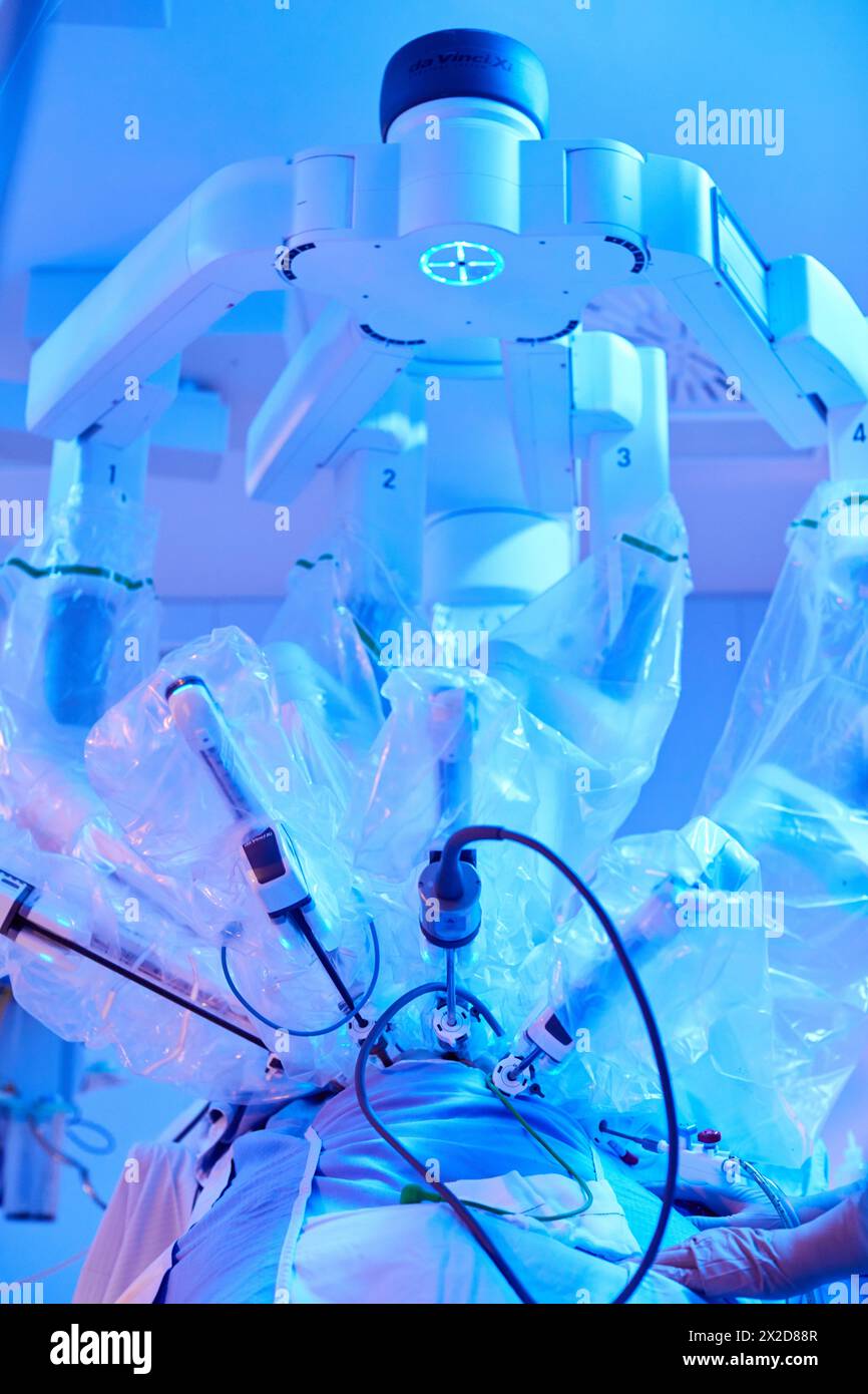 Traitement chirurgical du cancer de la prostate, prostatectomie radicale, robot chirurgical Da Vinci, équipe de chirurgiens des docteurs Madina & Azparren, Urologie, chirurgie Banque D'Images