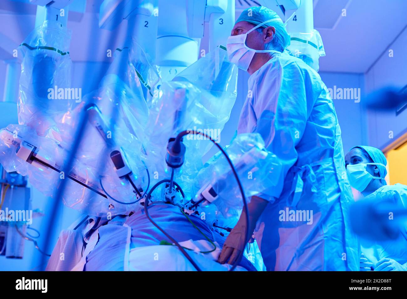 Traitement chirurgical du cancer de la prostate, prostatectomie radicale, robot chirurgical Da Vinci, équipe de chirurgiens des docteurs Madina & Azparren, Urologie, chirurgie Banque D'Images