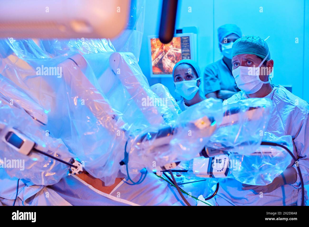 Traitement chirurgical du cancer de la prostate, prostatectomie radicale, robot chirurgical Da Vinci, équipe de chirurgiens des docteurs Madina & Azparren, Urologie, chirurgie Banque D'Images