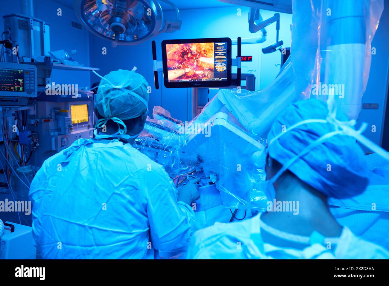 Traitement chirurgical du cancer de la prostate, prostatectomie radicale, robot chirurgical Da Vinci, équipe de chirurgiens des docteurs Madina & Azparren, Urologie, chirurgie Banque D'Images
