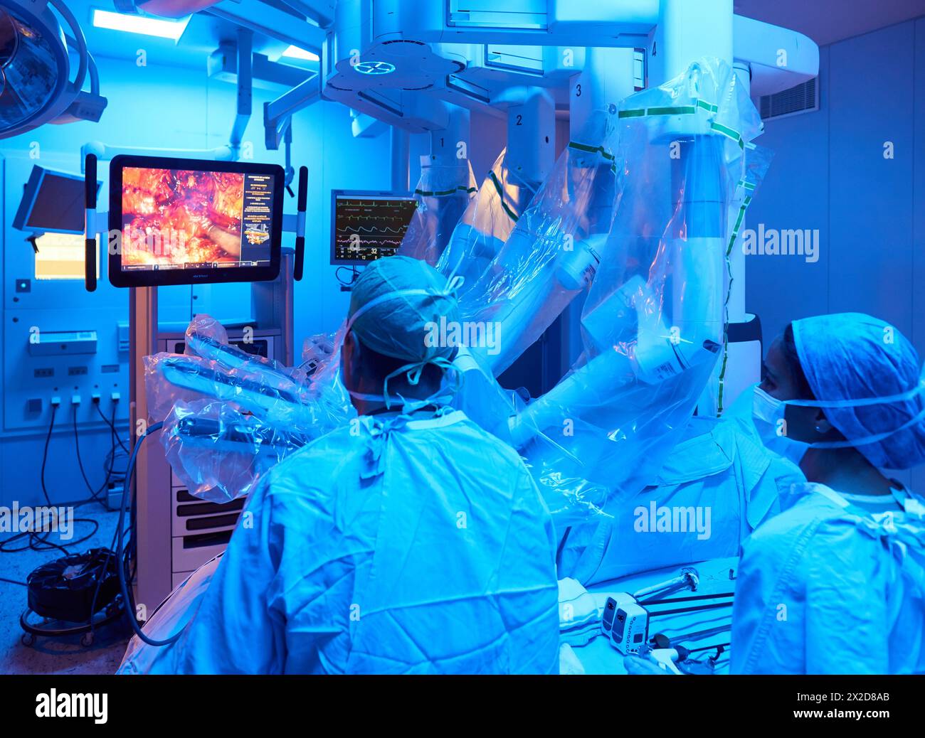 Traitement chirurgical du cancer de la prostate, prostatectomie radicale, robot chirurgical Da Vinci, équipe de chirurgiens des docteurs Madina & Azparren, Urologie, chirurgie Banque D'Images