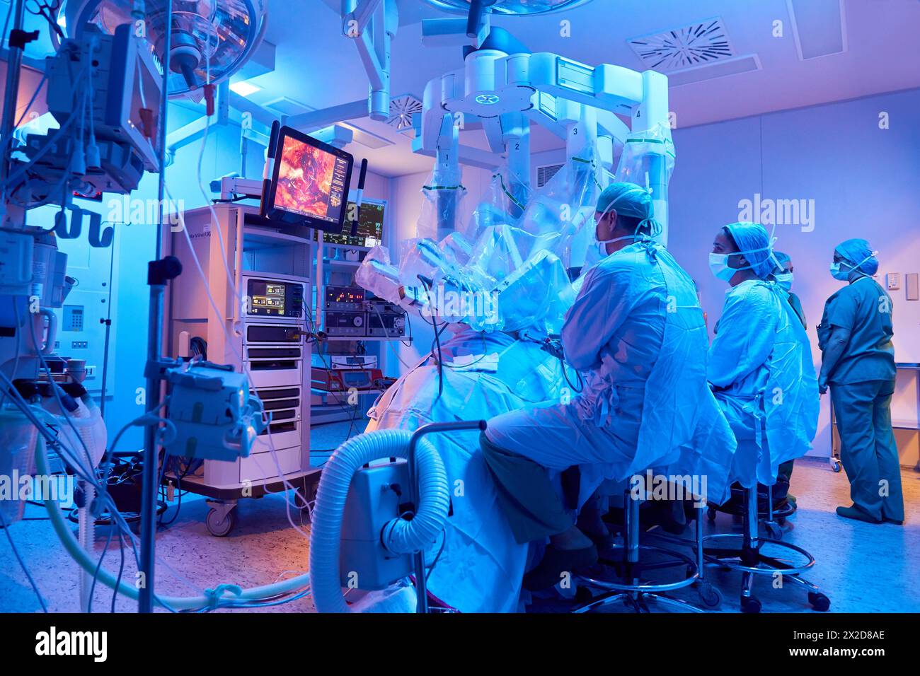 Traitement chirurgical du cancer de la prostate, prostatectomie radicale, robot chirurgical Da Vinci, équipe de chirurgiens des docteurs Madina & Azparren, Urologie, chirurgie Banque D'Images