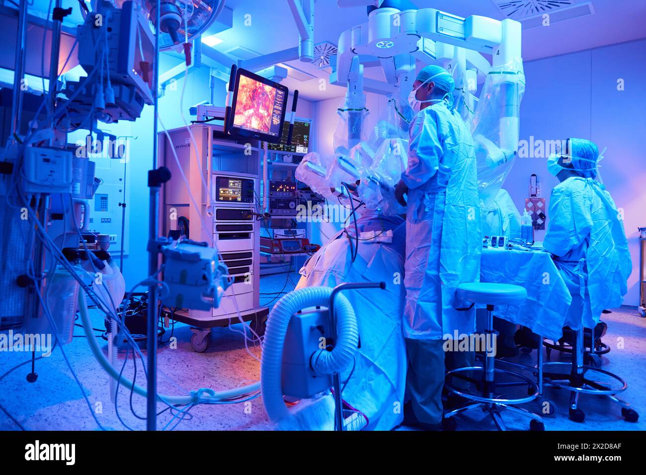 Traitement chirurgical du cancer de la prostate, prostatectomie radicale, robot chirurgical Da Vinci, équipe de chirurgiens des docteurs Madina & Azparren, Urologie, chirurgie Banque D'Images