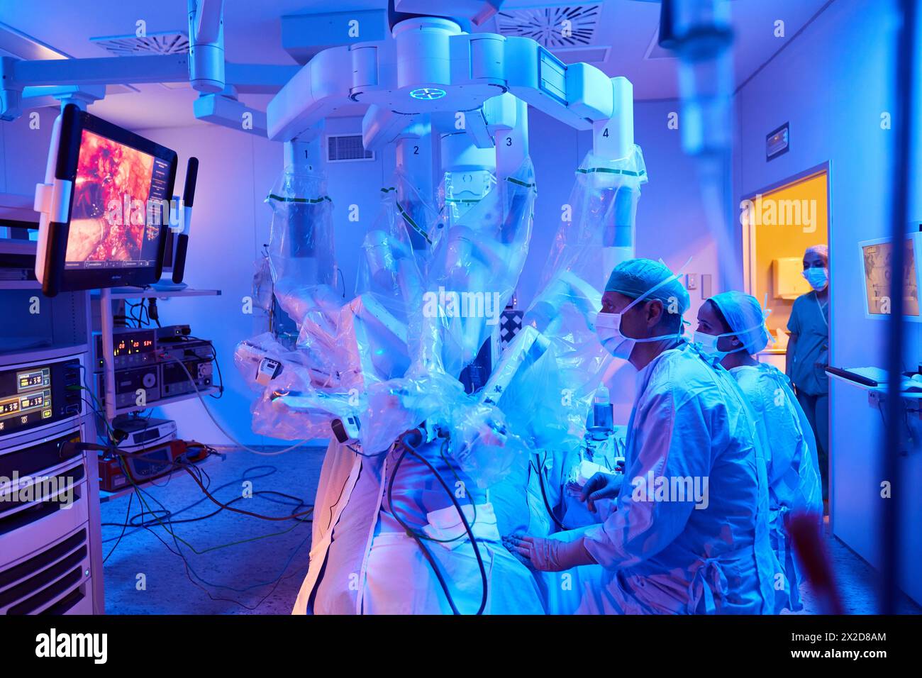 Traitement chirurgical du cancer de la prostate, prostatectomie radicale, robot chirurgical Da Vinci, équipe de chirurgiens des docteurs Madina & Azparren, Urologie, chirurgie Banque D'Images
