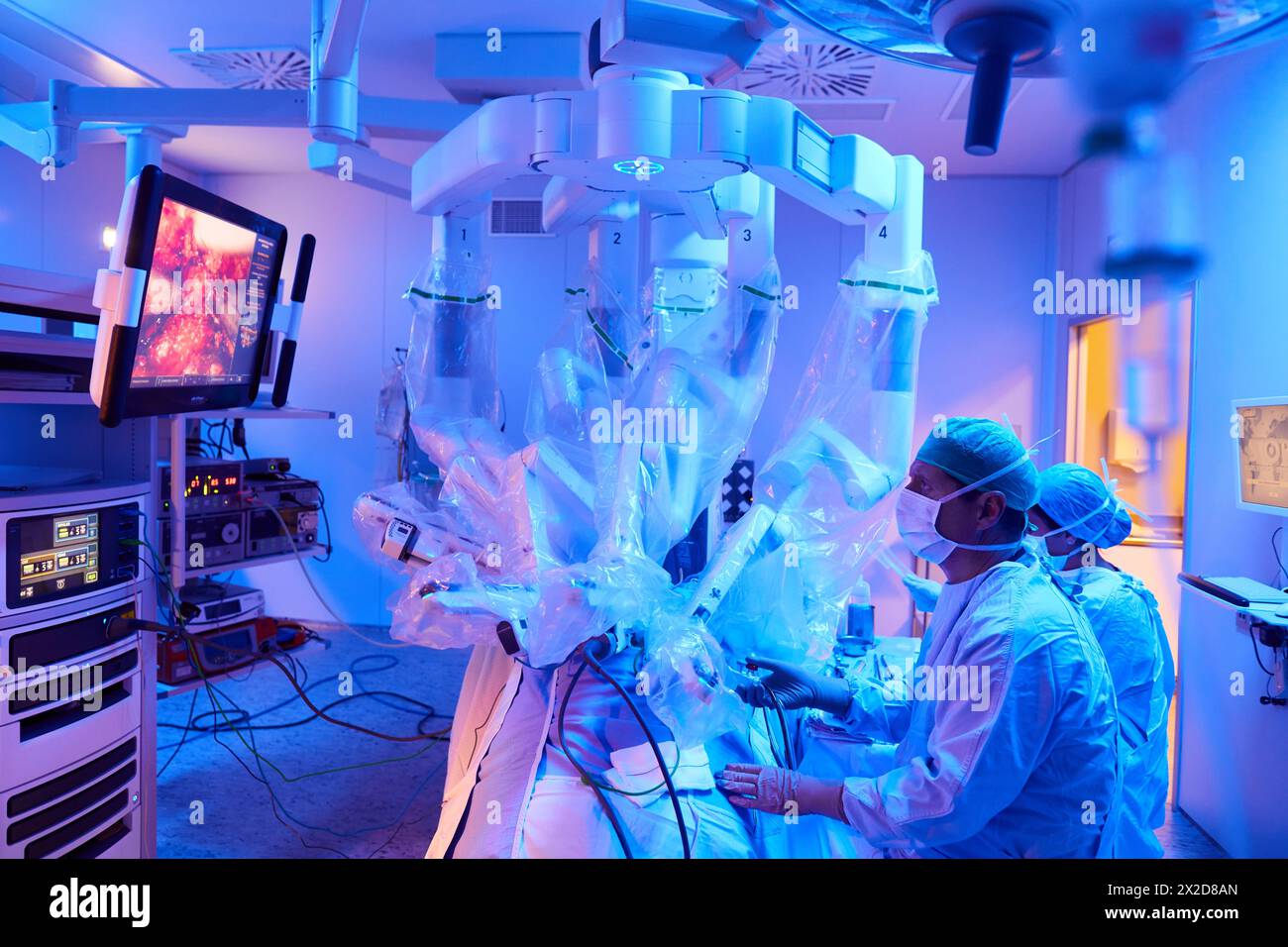 Traitement chirurgical du cancer de la prostate, prostatectomie radicale, robot chirurgical Da Vinci, équipe de chirurgiens des docteurs Madina & Azparren, Urologie, chirurgie Banque D'Images