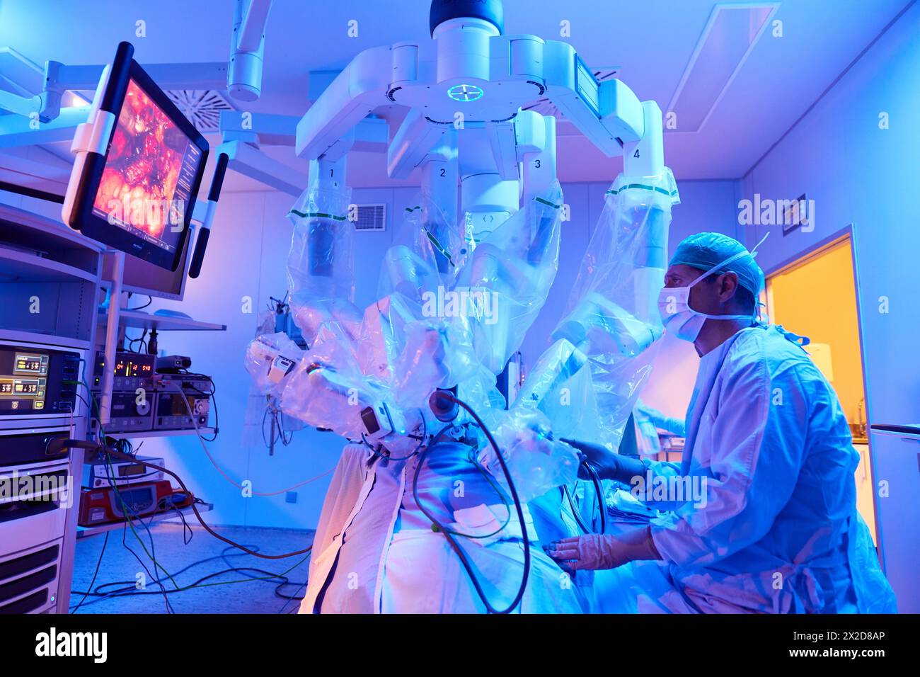 Traitement chirurgical du cancer de la prostate, prostatectomie radicale, robot chirurgical Da Vinci, équipe de chirurgiens des docteurs Madina & Azparren, Urologie, chirurgie Banque D'Images