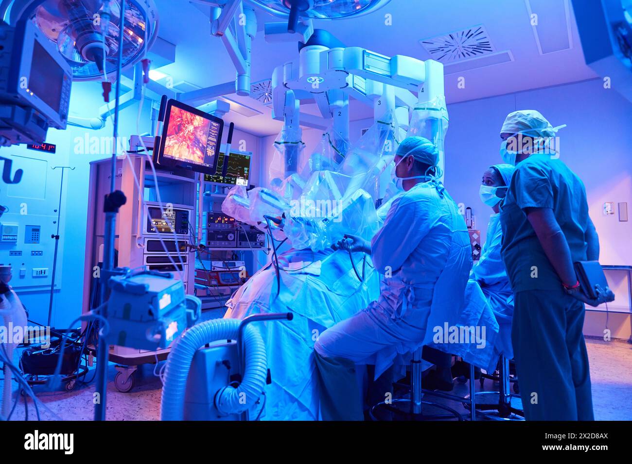 Traitement chirurgical du cancer de la prostate, prostatectomie radicale, robot chirurgical Da Vinci, équipe de chirurgiens des docteurs Madina & Azparren, Urologie, chirurgie Banque D'Images