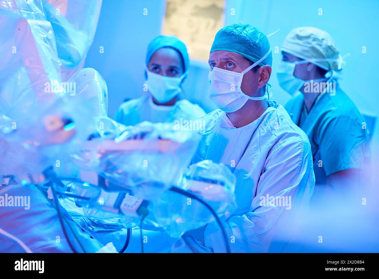 Traitement chirurgical du cancer de la prostate, prostatectomie radicale, robot chirurgical Da Vinci, équipe de chirurgiens des docteurs Madina & Azparren, Urologie, chirurgie Banque D'Images