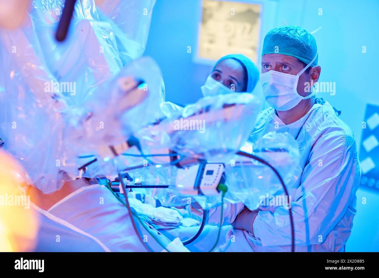 Traitement chirurgical du cancer de la prostate, prostatectomie radicale, robot chirurgical Da Vinci, équipe de chirurgiens des docteurs Madina & Azparren, Urologie, chirurgie Banque D'Images