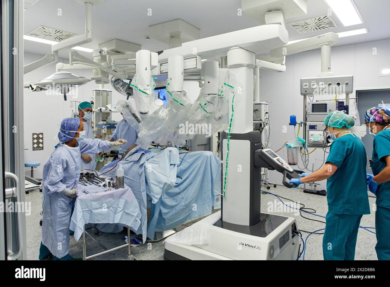 Traitement chirurgical du cancer de la prostate, prostatectomie radicale, robot chirurgical Da Vinci, équipe de chirurgiens des docteurs Madina & Azparren, Urologie, chirurgie Banque D'Images