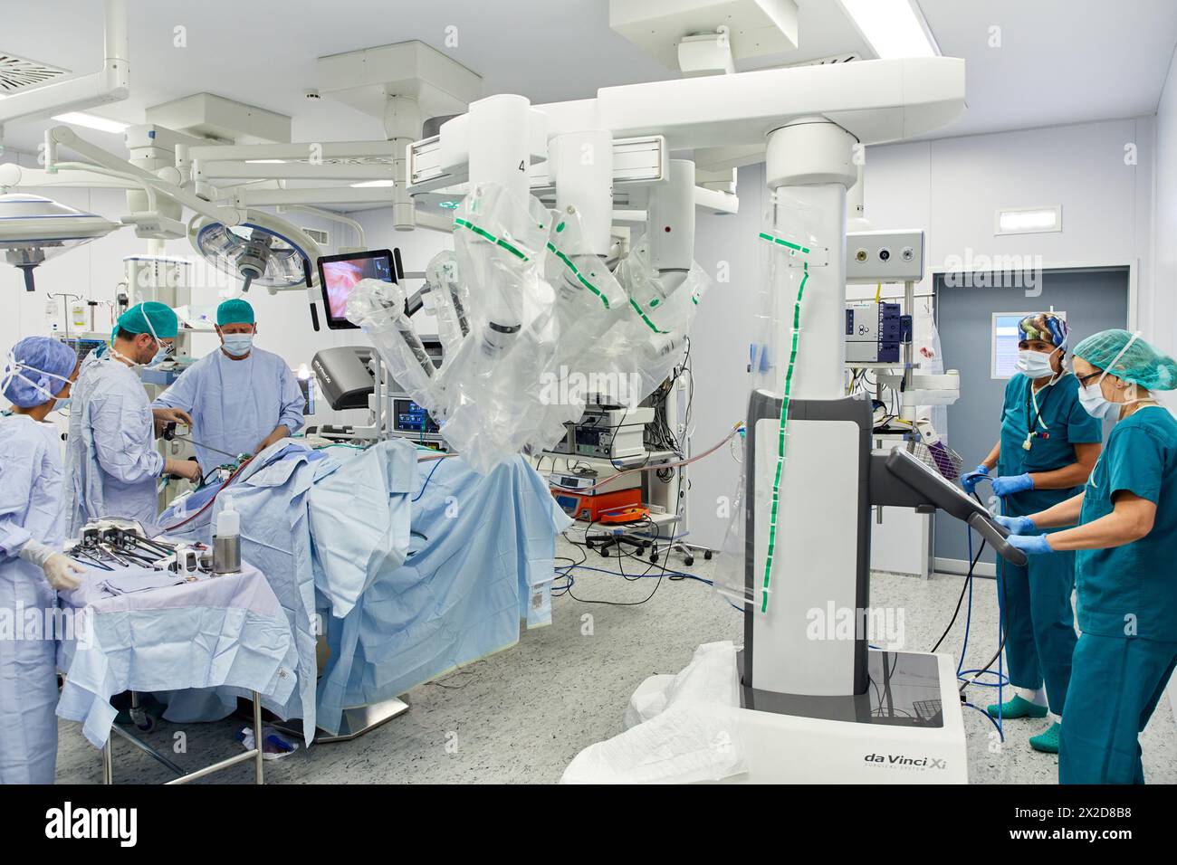 Traitement chirurgical du cancer de la prostate, prostatectomie radicale, robot chirurgical Da Vinci, équipe de chirurgiens des docteurs Madina & Azparren, Urologie, chirurgie Banque D'Images