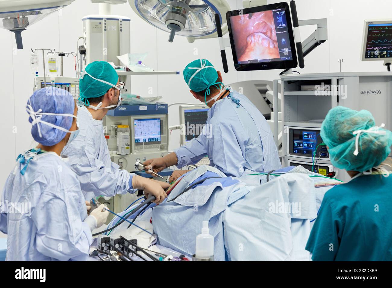 Traitement chirurgical du cancer de la prostate, prostatectomie radicale, robot chirurgical Da Vinci, équipe de chirurgiens des docteurs Madina & Azparren, Urologie, chirurgie Banque D'Images