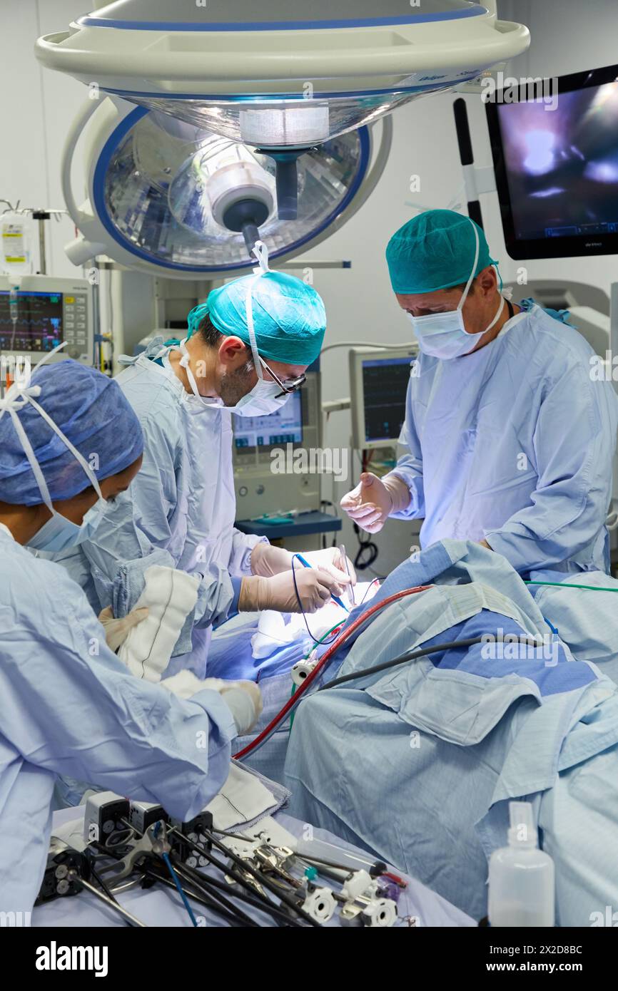 Traitement chirurgical du cancer de la prostate, prostatectomie radicale, robot chirurgical Da Vinci, équipe de chirurgiens des docteurs Madina & Azparren, Urologie, chirurgie Banque D'Images