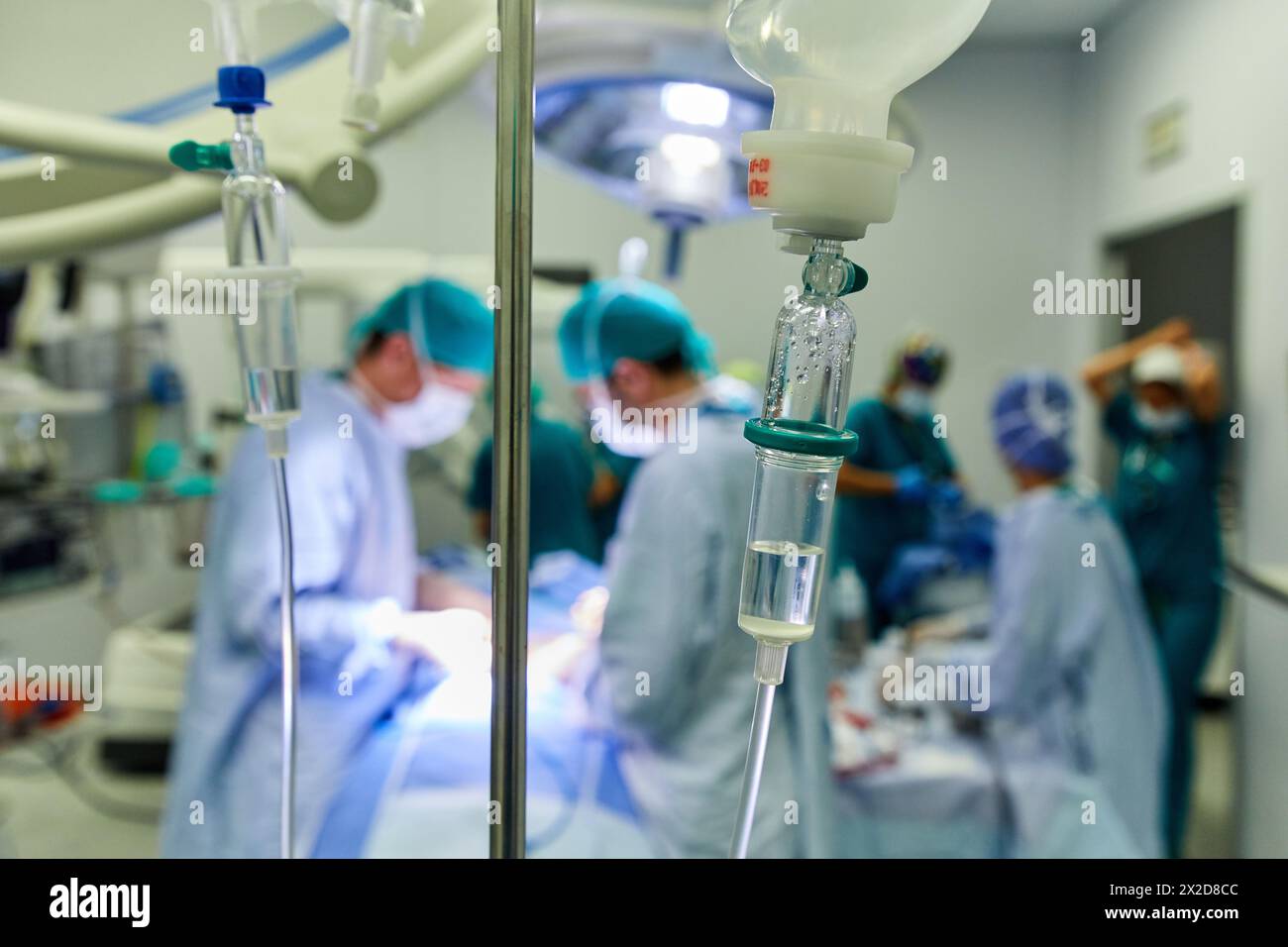 Le sérum, le traitement chirurgical du cancer de la prostate, la prostatectomie radicale, robot chirurgical da Vinci, l'équipe de chirurgiens de médecins Madina & Azparren, urologie, Banque D'Images