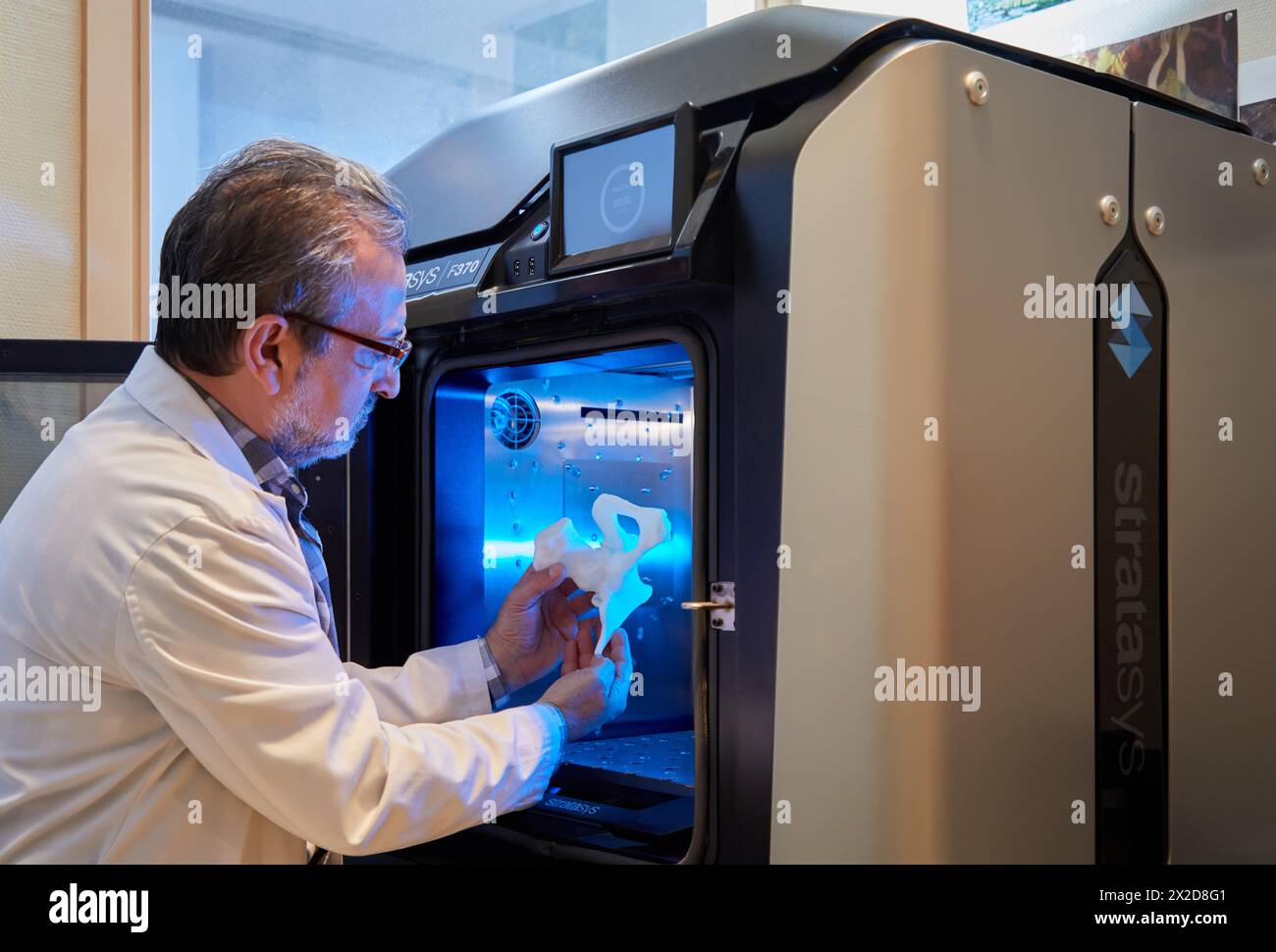 Impression 3D de la hanche d'un patient à partir d'une image médicale, imprimante 3D, technologies additives PolyJet ou FDM pour le prototypage rapide, radiologie, Hôpital Don Banque D'Images