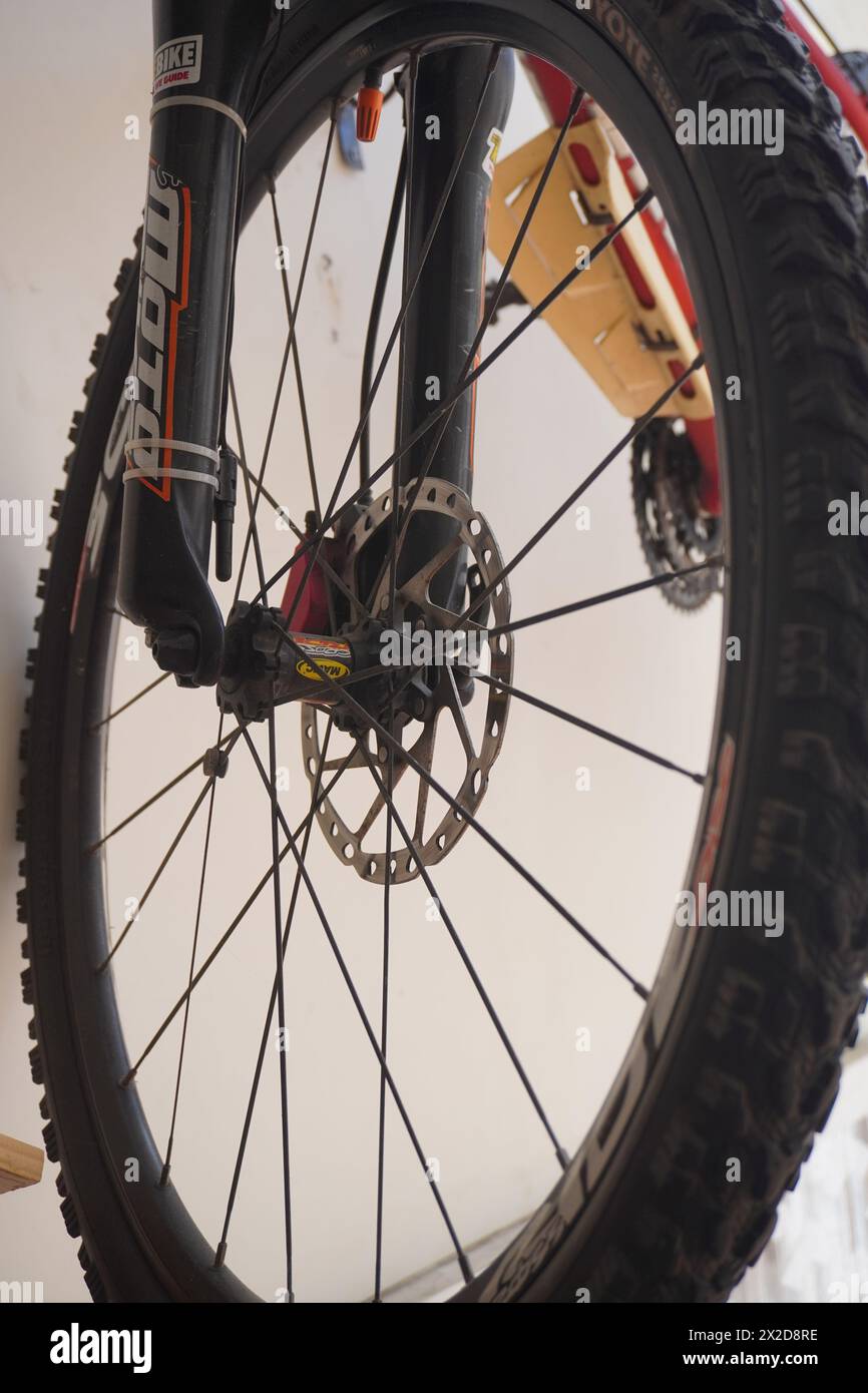 Roue de vélo de montagne en mode gros plan accrochée au mur Banque D'Images