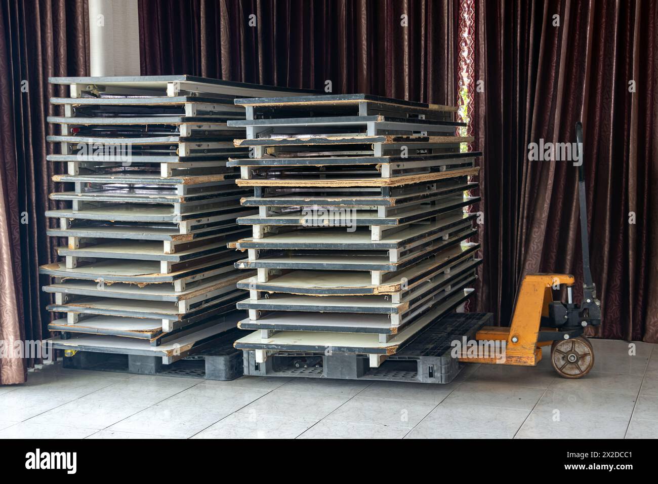 Planches empilées sur un transpalette dans la pièce Banque D'Images