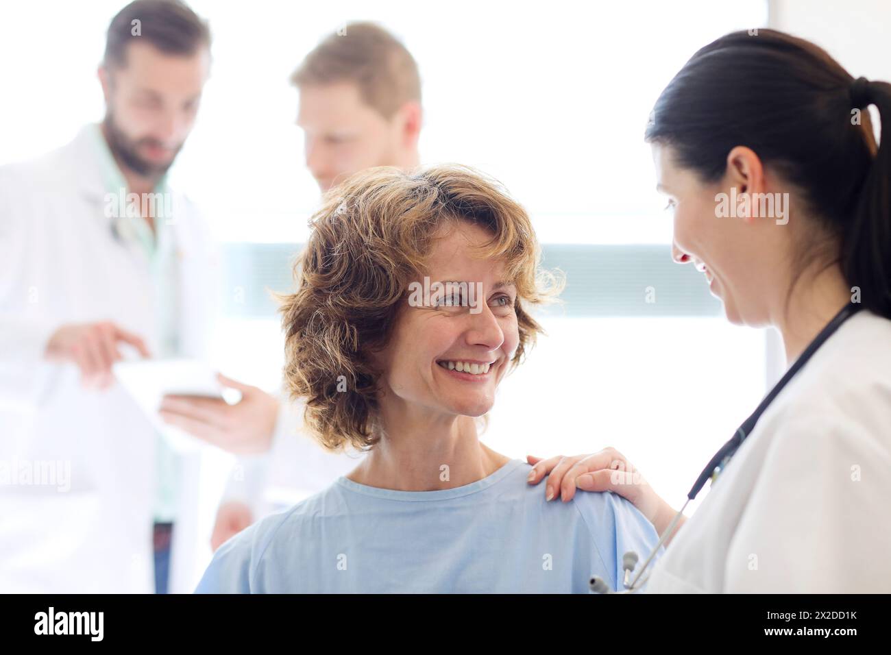 Dans la chambre d'hôpital du patient suivi par un médecin, l'hôpital Banque D'Images