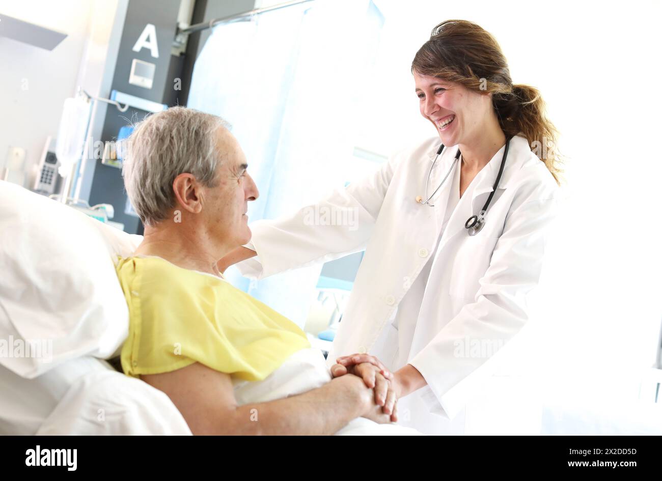 Dans la chambre d'hôpital du patient suivi par un médecin, l'hôpital Banque D'Images