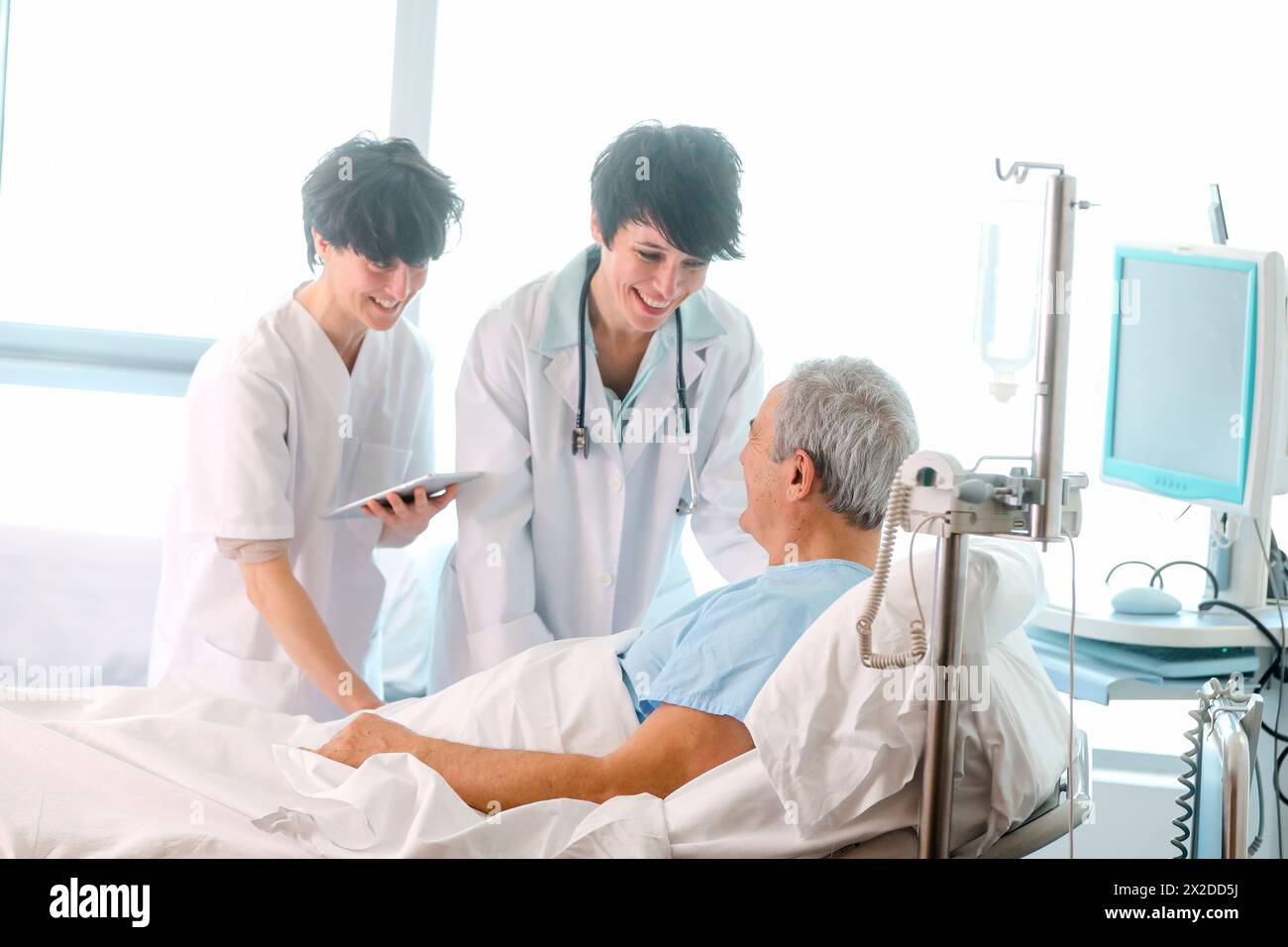 Dans la chambre d'hôpital du patient suivi par un médecin, l'hôpital Banque D'Images