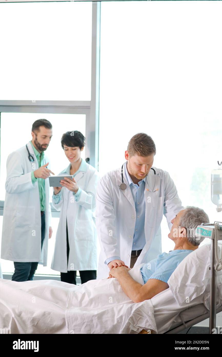 Dans la chambre d'hôpital du patient suivi par un médecin, l'hôpital Banque D'Images