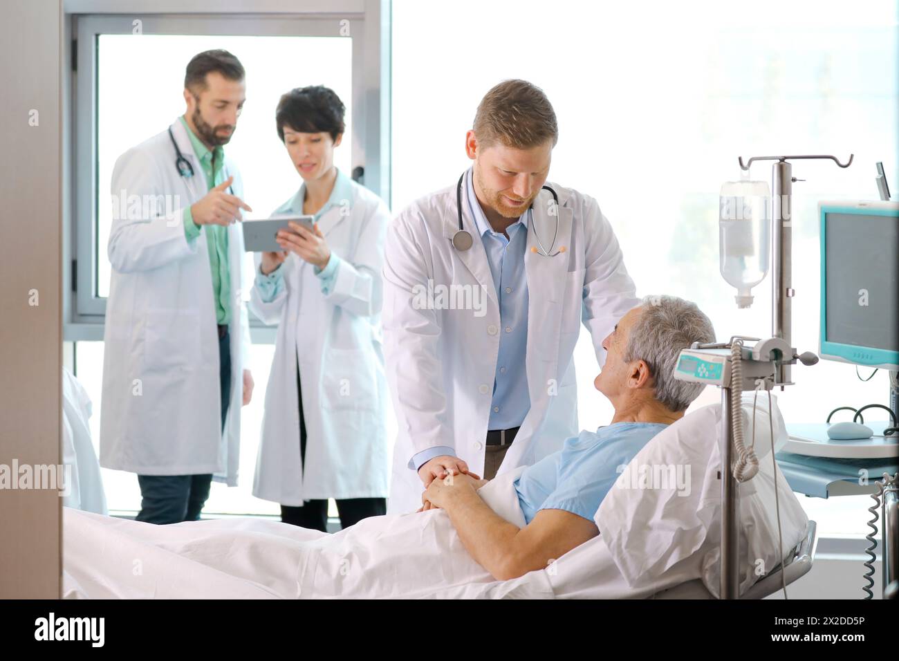 Dans la chambre d'hôpital du patient suivi par un médecin, l'hôpital Banque D'Images