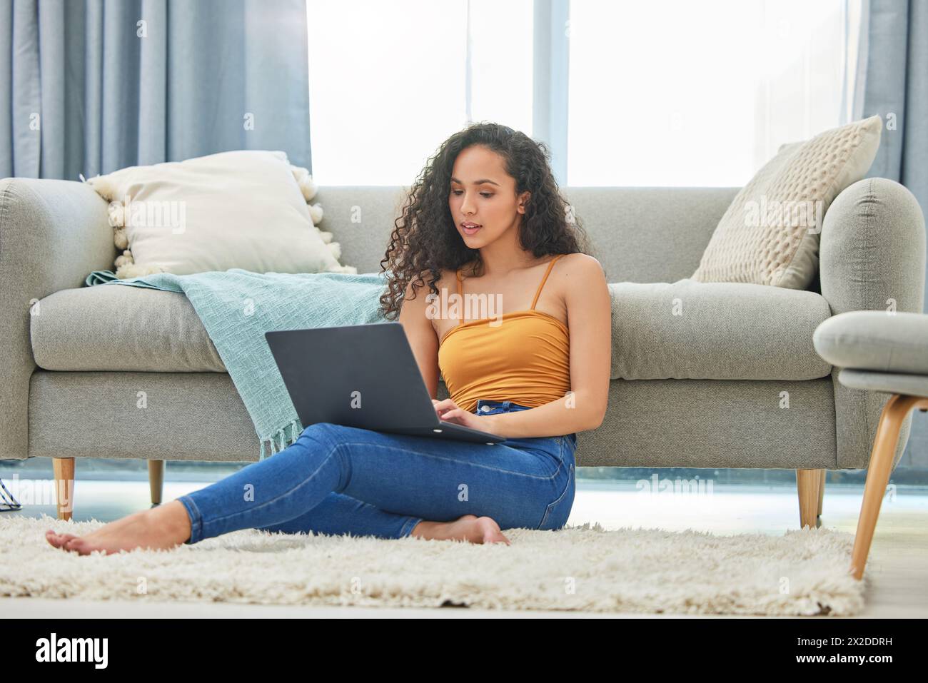 Ordinateur portable, plancher et femme à la maison en ligne pour le travail à distance, les achats en ligne et naviguer sur Internet. Week-end, appartement et personne sur ordinateur pour les réseaux sociaux Banque D'Images