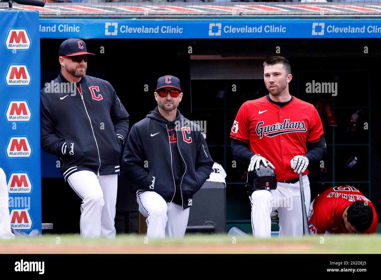 CLEVELAND, OH - 21 AVRIL : David Fry (6 ans), premier joueur de base des Cleveland Guardians, s'entretient avec le manager Stephen Vogt (12 ans) et l'entraîneur Craig Albernaz (55 ans) lors d'un match de la MLB contre les Oakland Athletics le 21 avril 2024 au progressive Field de Cleveland, Ohio. (Photo de Joe Robbins/image du sport) Banque D'Images