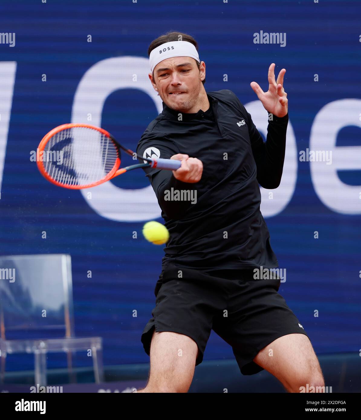 Munich, Allemagne. 21 avril 2024. Taylor Fritz fait son retour lors de la finale masculine en simple entre Taylor Fritz, des États-Unis, et Jan-Lennard Struff, d'Allemagne, lors du tournoi de tennis BMW Open 2024 à Munich, en Allemagne, le 21 avril 2024. Crédit : Philippe Ruiz/Xinhua/Alamy Live News Banque D'Images