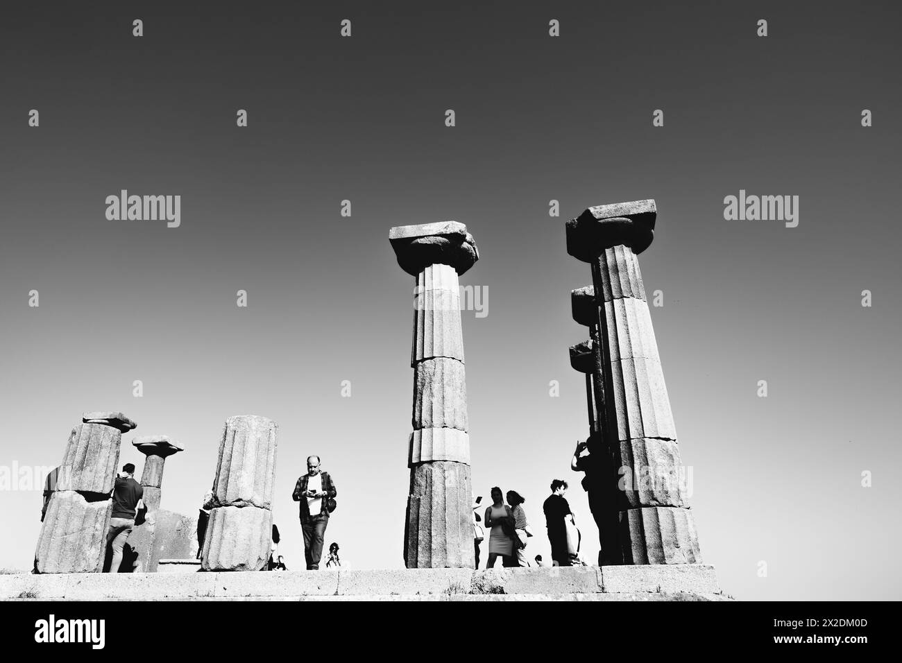 Temple d'Athéna et les touristes dans la ville antique Assos. Visitez Turkiye concept photo. Canakkale Turkiye - 4.13.2024 Banque D'Images