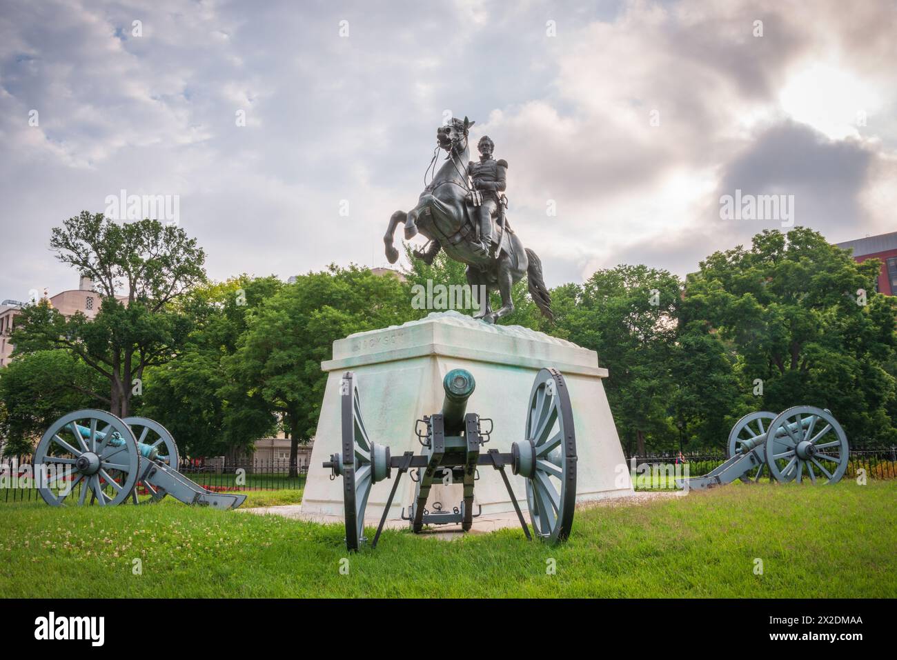 Une statue équestre en bronze d'un cavalier sur un cheval se cabrant se dresse sur un piédestal en pierre entouré de canons à Lafayette Square, à Washington, DC. Banque D'Images