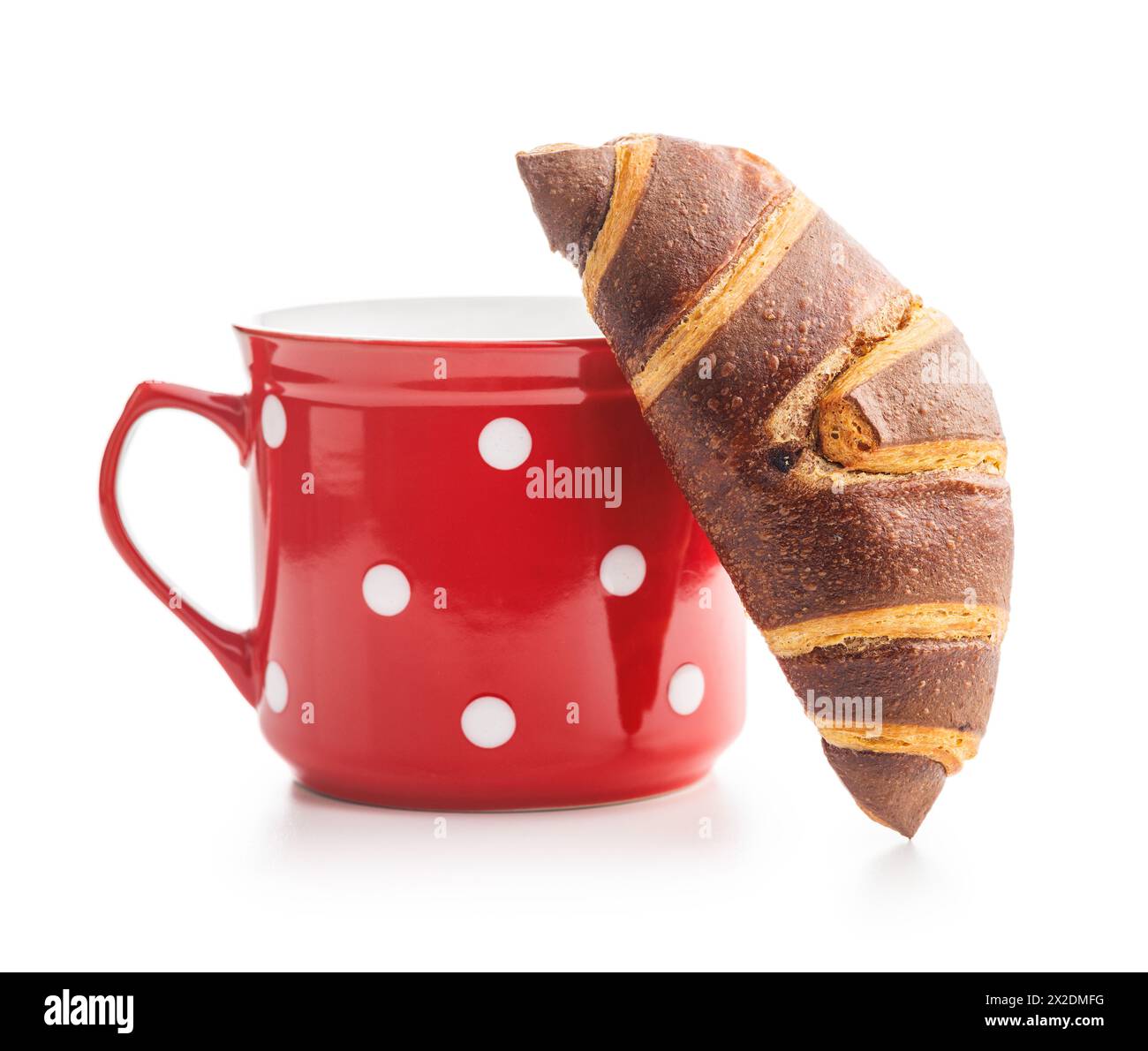 Croissant au chocolat frais avec une tasse de café sur fond blanc Banque D'Images