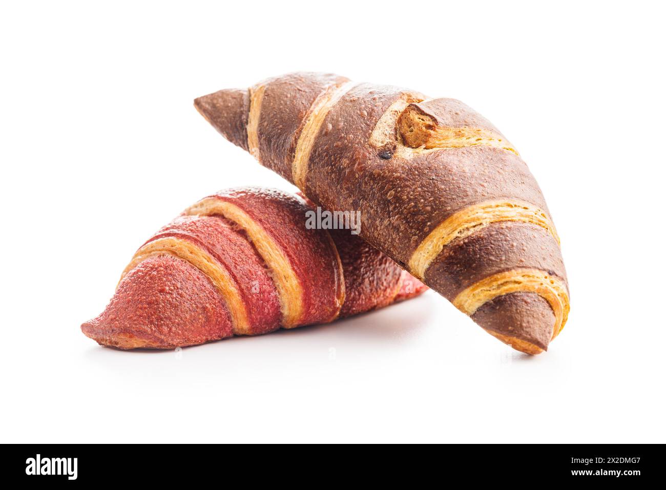 Croissants fruités et chocolat fraîchement cuits isolés sur fond blanc Banque D'Images
