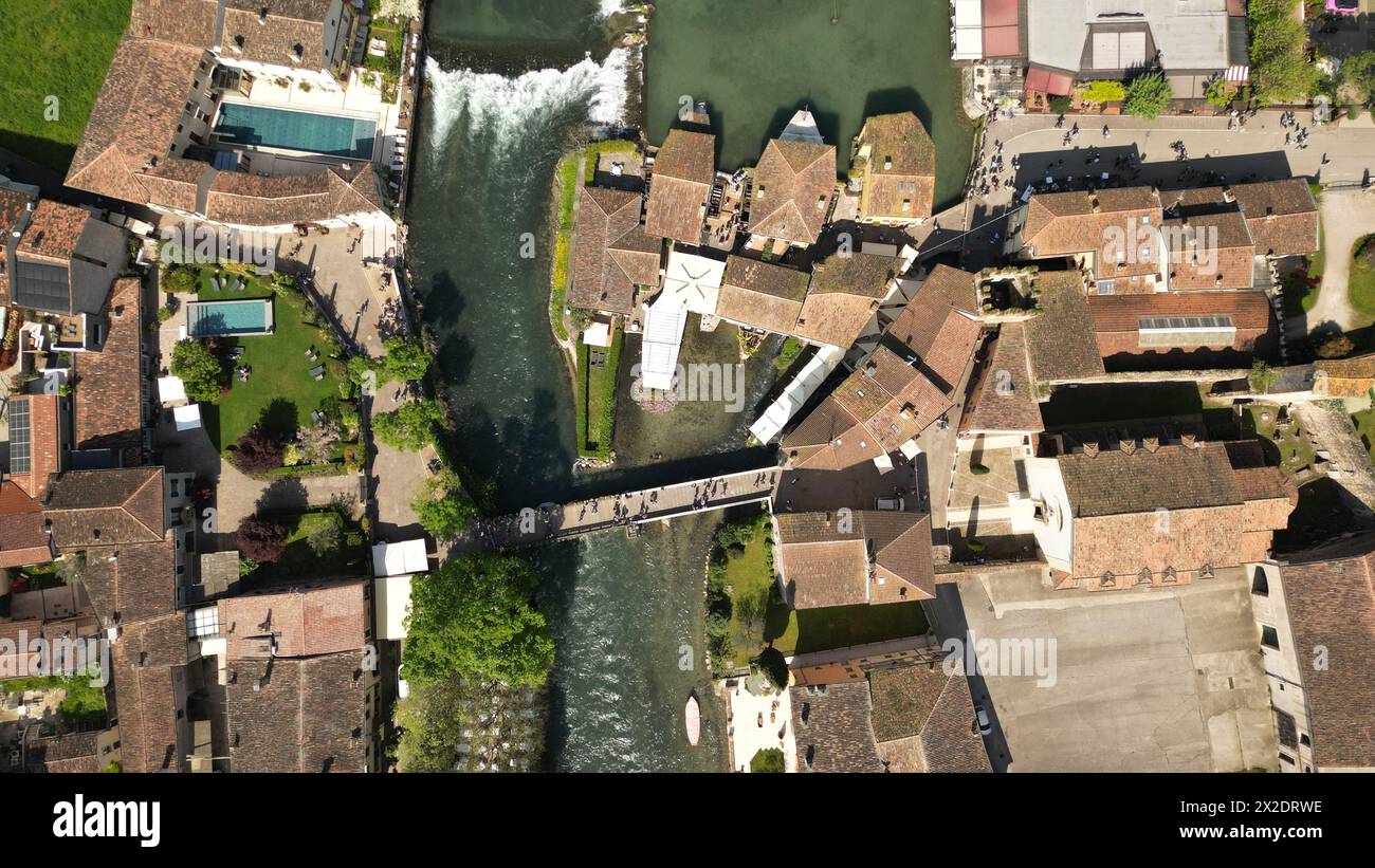 Vue aérienne de la cascade sur la rivière Mincio, un endroit pittoresque en Italie. Village de Borghetto sul Mincio au sud du lac de Garde, en Vénétie, I Banque D'Images