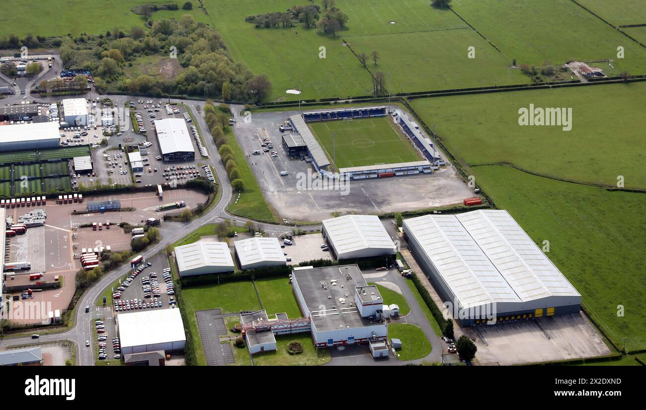 Vue aérienne du stade de football Bumpers Lane Leap 76 de la ville de Chester dans un coin de la zone industrielle de Sealand, Chester Banque D'Images