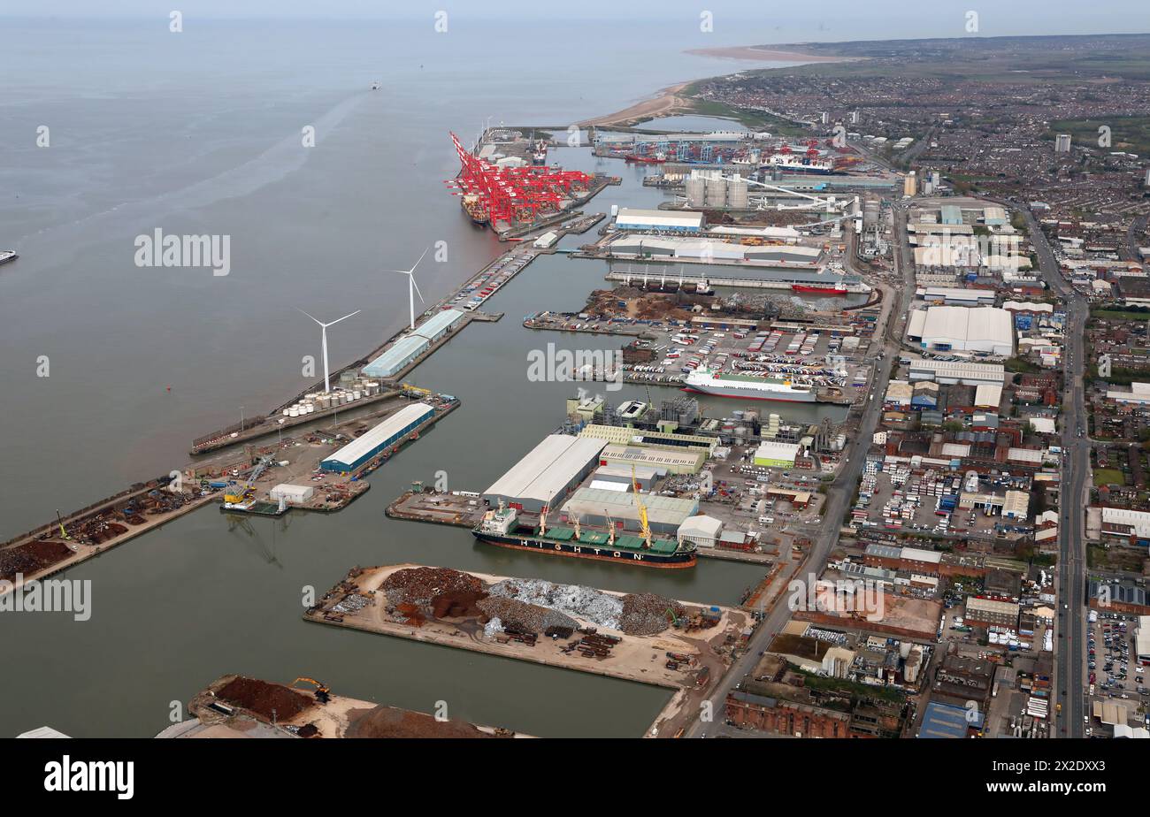 Vue aérienne du port de Liverpool le long de la rivière Mersey et incluant Seatruck Ferries et Deep Sea terminal & Seaforth Banque D'Images