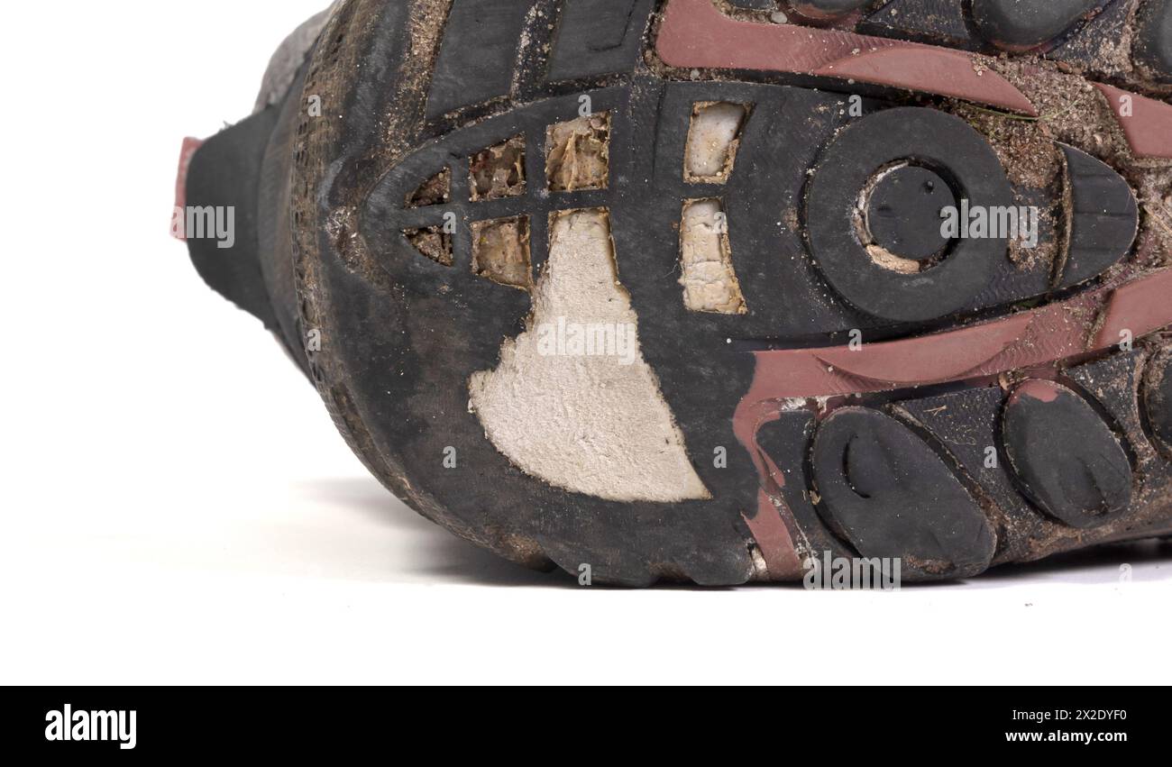 Chaussures de randonnée boueuses usées à lacets, plus jamais habitées, isolées Banque D'Images