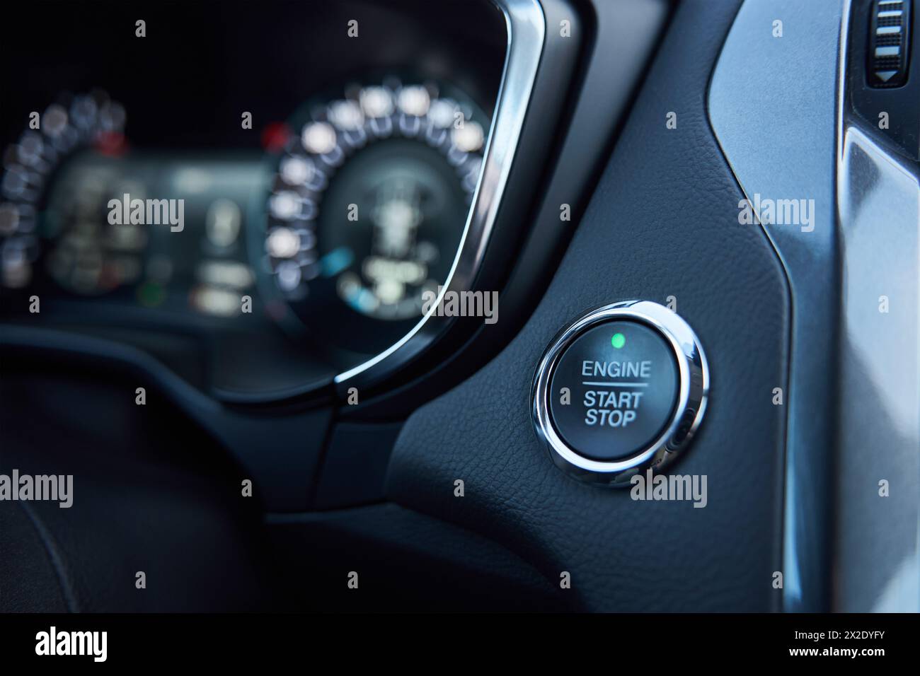 Tableau de bord de voiture avec bouton de démarrage du moteur sur le panneau. Intérieur de véhicule moderne Banque D'Images