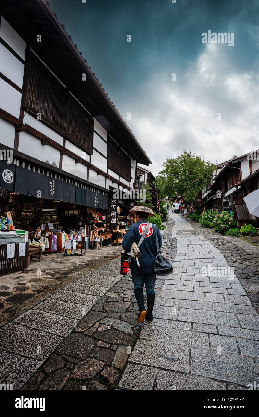 Habillé traditionnellement postier japonais la livraison du courrier, de Nakasendo, au Japon. Façon Banque D'Images