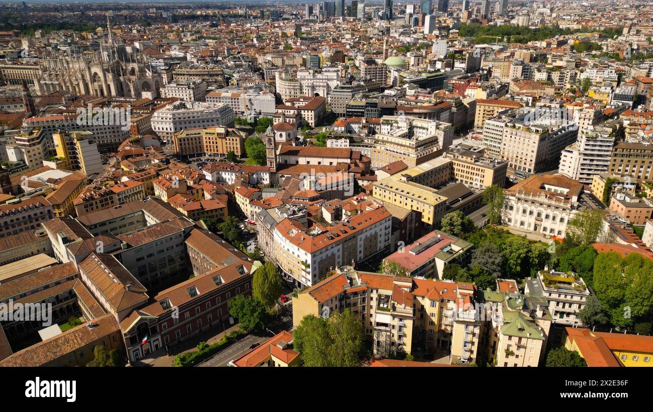 Toit de l'Université de Milan et bâtiments de la ville vue de dessus. Paysage urbain de Milan sur fond de ciel bleu, vue d'en haut par temps ensoleillé. Banque D'Images