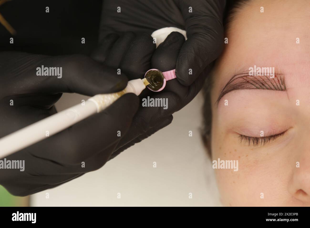 Microblading - technique de tatouage semi-permanent utilisée pour les sourcils en créant une illusion d'un sourcil plus défini et plus complet. Artiste fait Tiny h Banque D'Images
