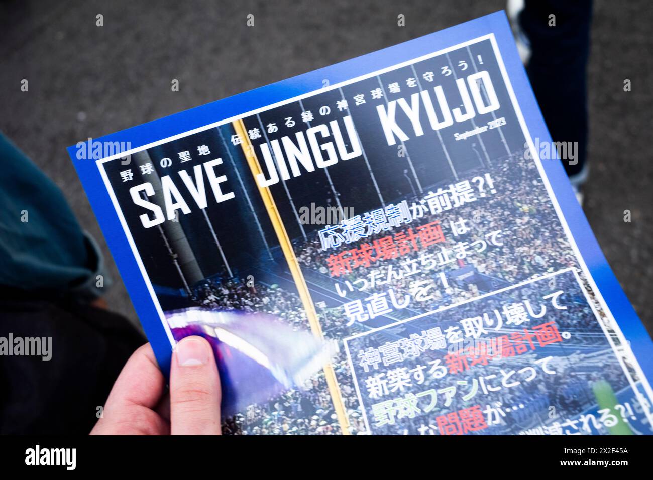 Tokyo, Japon. 20 avril 2024. Un Yakut Swallow Game est en cours au stade historique Meiji Jingu Gaien, berceau du baseball japonais. Le stade historique risque d'être démoli dans un projet de réaménagement majeur largement opposé par les fans et les militants écologistes pour permettre aux promoteurs immobiliers avec la bénédiction du gouverneur de Tokyo Koike d'abattre les célèbres gingko pour construire de nouveaux immeubles de bureaux en verre. (Crédit image : © Taidgh Barron/ZUMA Press Wire) USAGE ÉDITORIAL SEULEMENT! Non destiné à UN USAGE commercial ! Banque D'Images