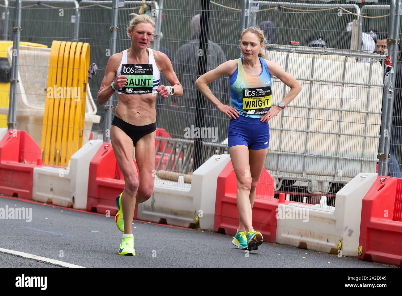 Londres, Royaume-Uni. 21 avril 2023. Les femmes participent au marathon de Londres. Plus de 50 000 coureurs ont participé au marathon de Londres 2024 de Tata Consultancy services en courant 26,2 miles à travers Londres, amassant des millions de livres pour des œuvres caritatives. Crédit : SOPA images Limited/Alamy Live News Banque D'Images