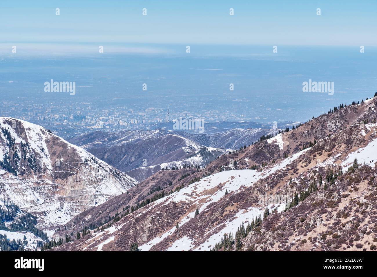 Chaîne de montagnes de TRANS-Ili Alatau près d'Almaty, Kazakhstan. Paysage printanier. Restes de neige sur les pistes. Paysage urbain. Copier l'espace Banque D'Images
