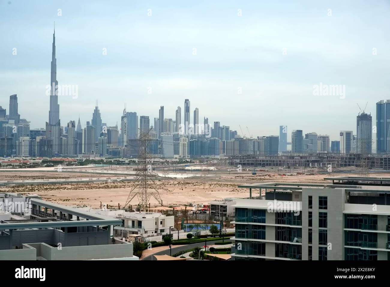 Dubaï, Émirats arabes Unis – 09 avril 2024, Dubaï Skyline depuis Mohammed Bin Rashid Al Maktoum City District dans la journée. Banque D'Images