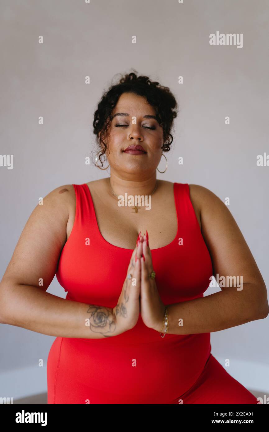 Femme paisible faisant du yoga en studio Banque D'Images