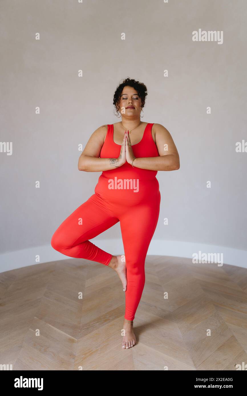 Femme tenant la figure quatre posture de yoga Banque D'Images