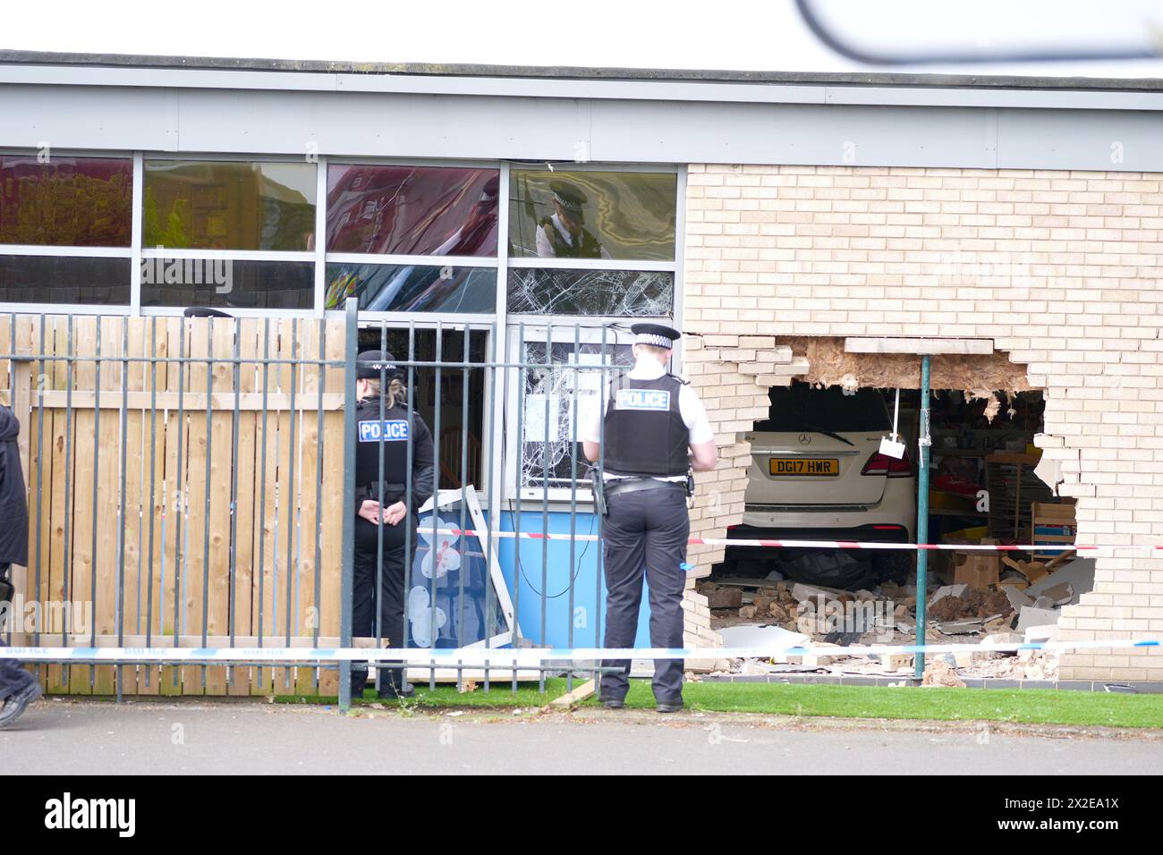 Les policiers se tiennent à côté des débris et des dommages causés à l'école primaire Beacon Church of England, à Anfield, Liverpool, après qu'une voiture s'est écrasée dans le bâtiment. Date de la photo : lundi 22 avril 2024. Banque D'Images