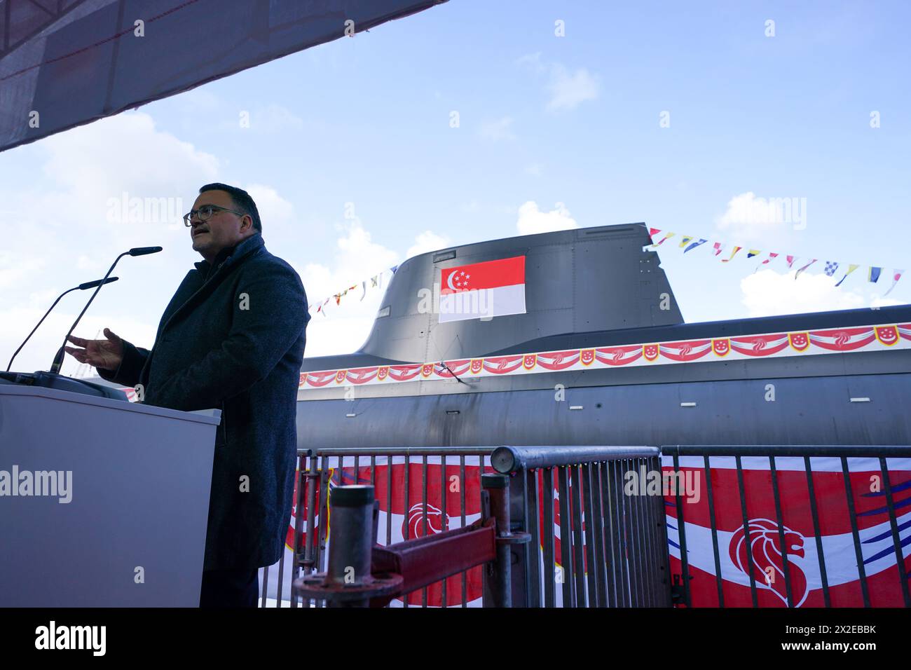 Kiel, Allemagne. 22 avril 2024. Oliver Burkhard, PDG de ThyssenKrupp Marine Systems, intervient lors du baptême du sous-marin type 218SG au chantier naval Howaldtswerke-Deutsche Werft AG. Le sous-marin, nommé « inimitable », est le dernier des quatre sous-marins de type 218SG construits par ThyssenKrupp Marine Systems pour la République de Singapour. Crédit : Marcus Brandt/dpa/Alamy Live News Banque D'Images