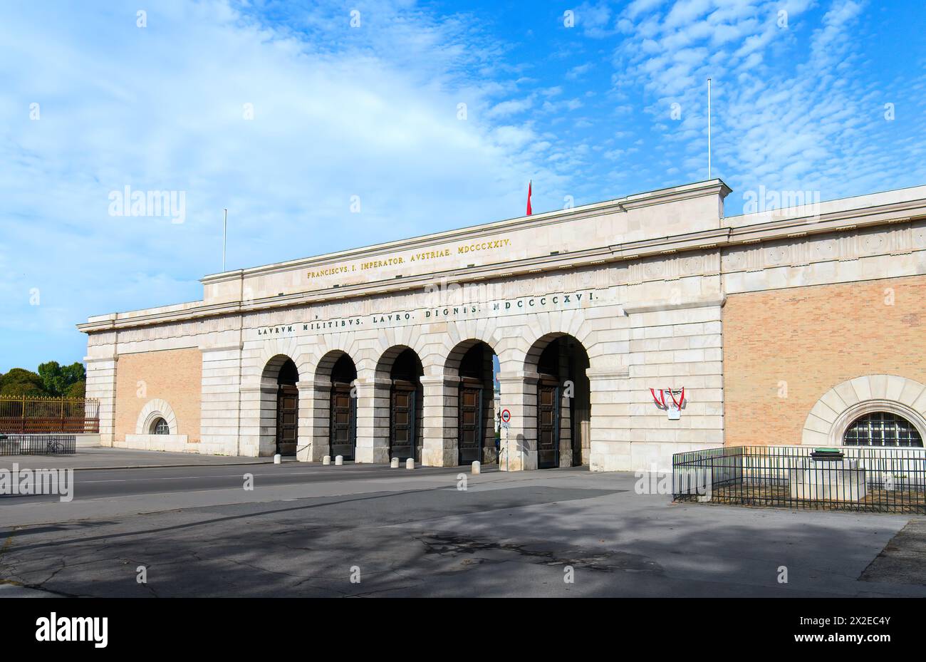 Vienne, Autriche. Vue sur la porte extérieure du château (Äußeres Burgtor), l'entrée du palais Hofburg et la place Heldenplatz Banque D'Images